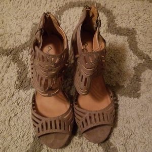 Cute Cut out Chunky Heel Sandals.